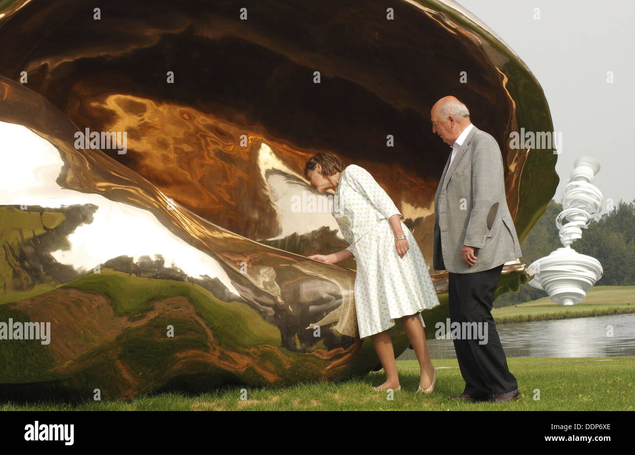 Chatsworth House, Derbyshire, Regno Unito. 5 settembre 2013. Premere il tasto di chiamata: il Duca e la Duchessa di Devonshire ispezionare Marc Quinn a spirale in bronzo della galassia a Sotheby's al di là dei limiti della scultura monumentale salone di vendita, Chatsworth House. Eseguito nel 2013, a spirale della galassia è parte di Quinn il recente archeologia del ramo serie. Al di là dei limiti comprende 20 sculture monumentali in Chatsworth's 105 acri di giardini da artisti internazionali come ad esempio Allen Jones, Bosco Sodi, Mario Merz & Allen Jones. Credito: Matthew Taylor/Alamy Live News Foto Stock