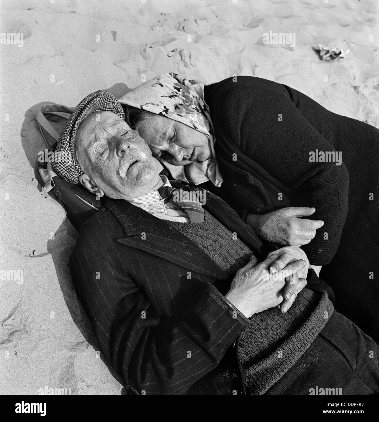 Una coppia di anziani doze sulla spiaggia di Blackpool, C1946-c1955. Artista: John Gay Foto Stock