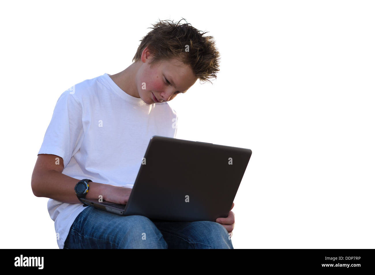 Pretty schoolboy con capelli pungenti lavoro sul computer mobile (isolato su bianco) Foto Stock