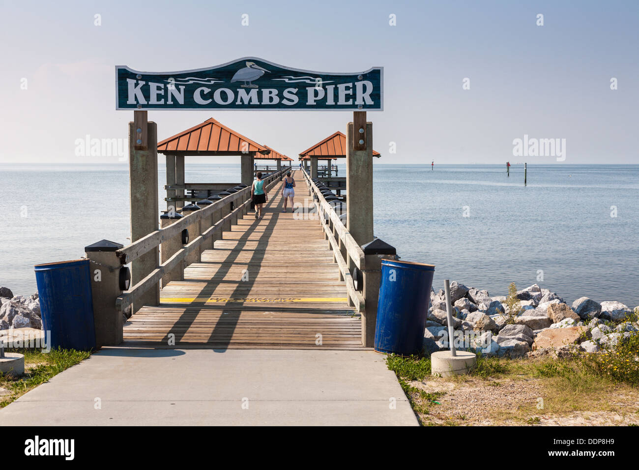 Ken pettini Molo Pesca nel Golfo del Messico a Courthouse Road per Gulfport, Mississippi Foto Stock