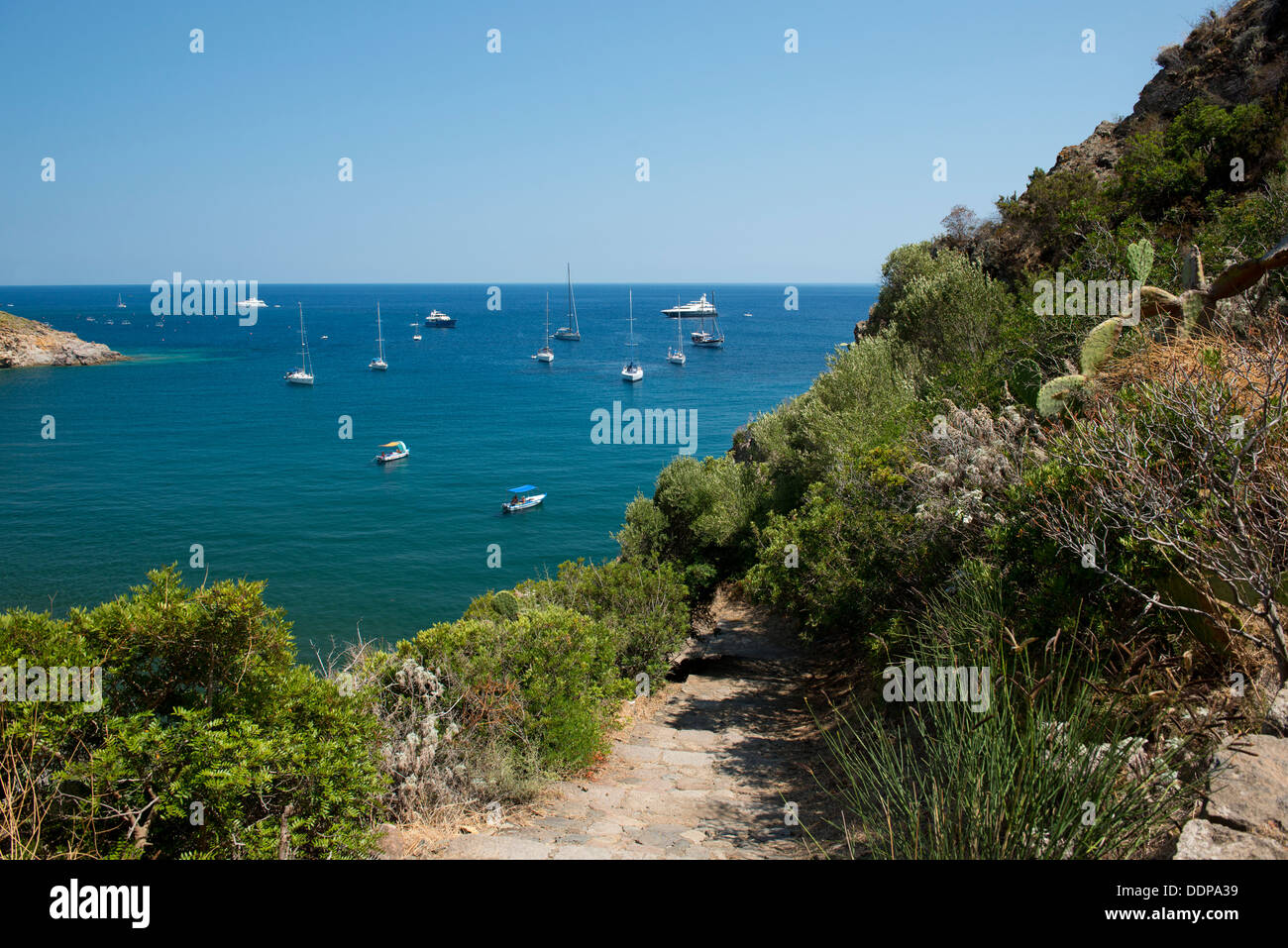 Un percorso che porta a Punta Milazzese a Panarea, Isole Eolie, Provincia di Messina, Sicilia, Italia Foto Stock