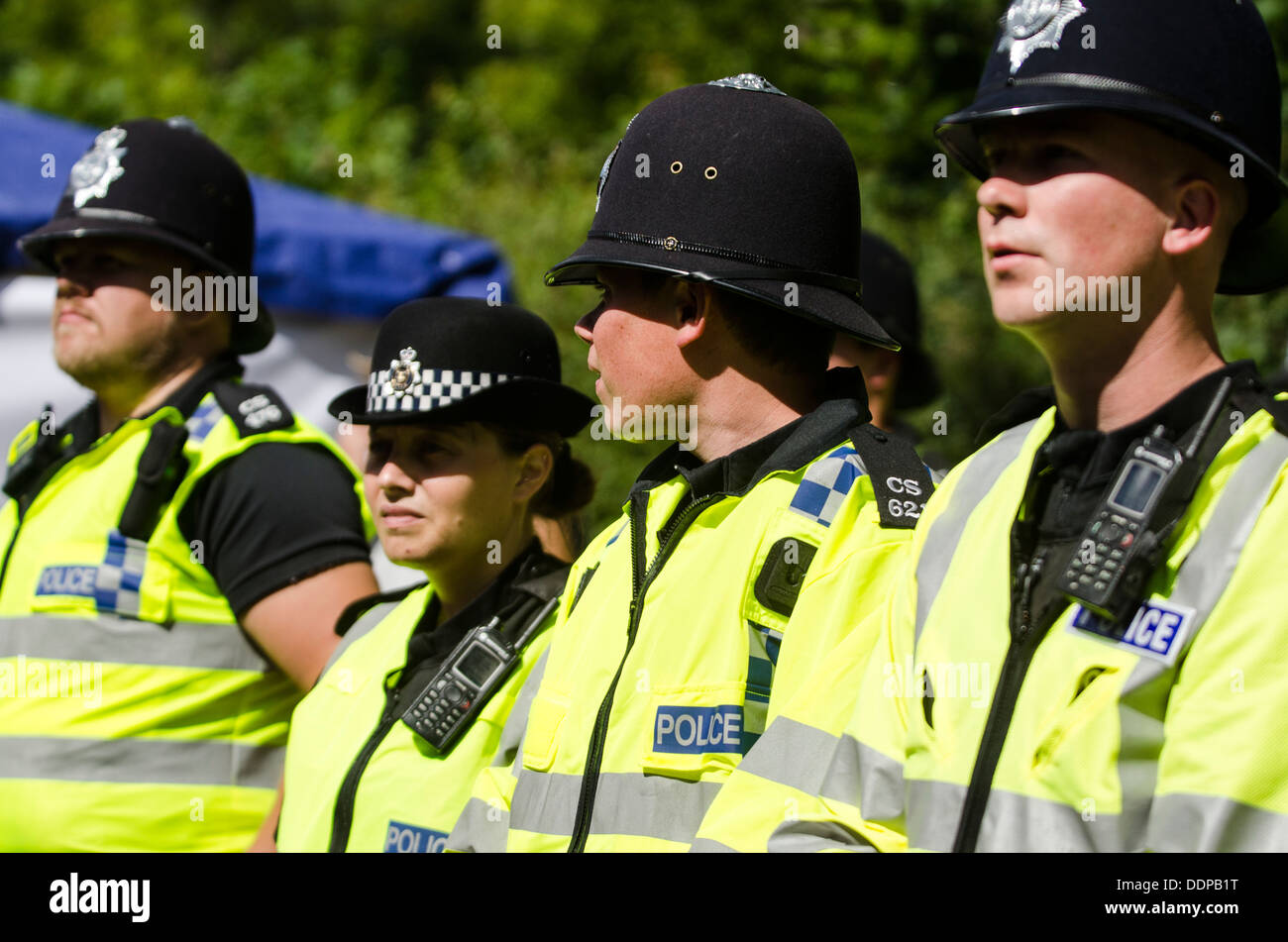 Polizia a cinghia fuori Balcombe evento, Balcombe, West Sussex, per l'anti-fracking campagna, 11 agosto 2013 Foto Stock