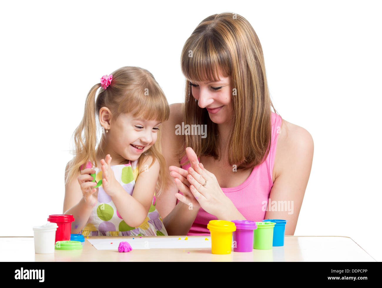Ragazzo e una ragazza madre giocando colorato giocattolo di argilla Foto Stock