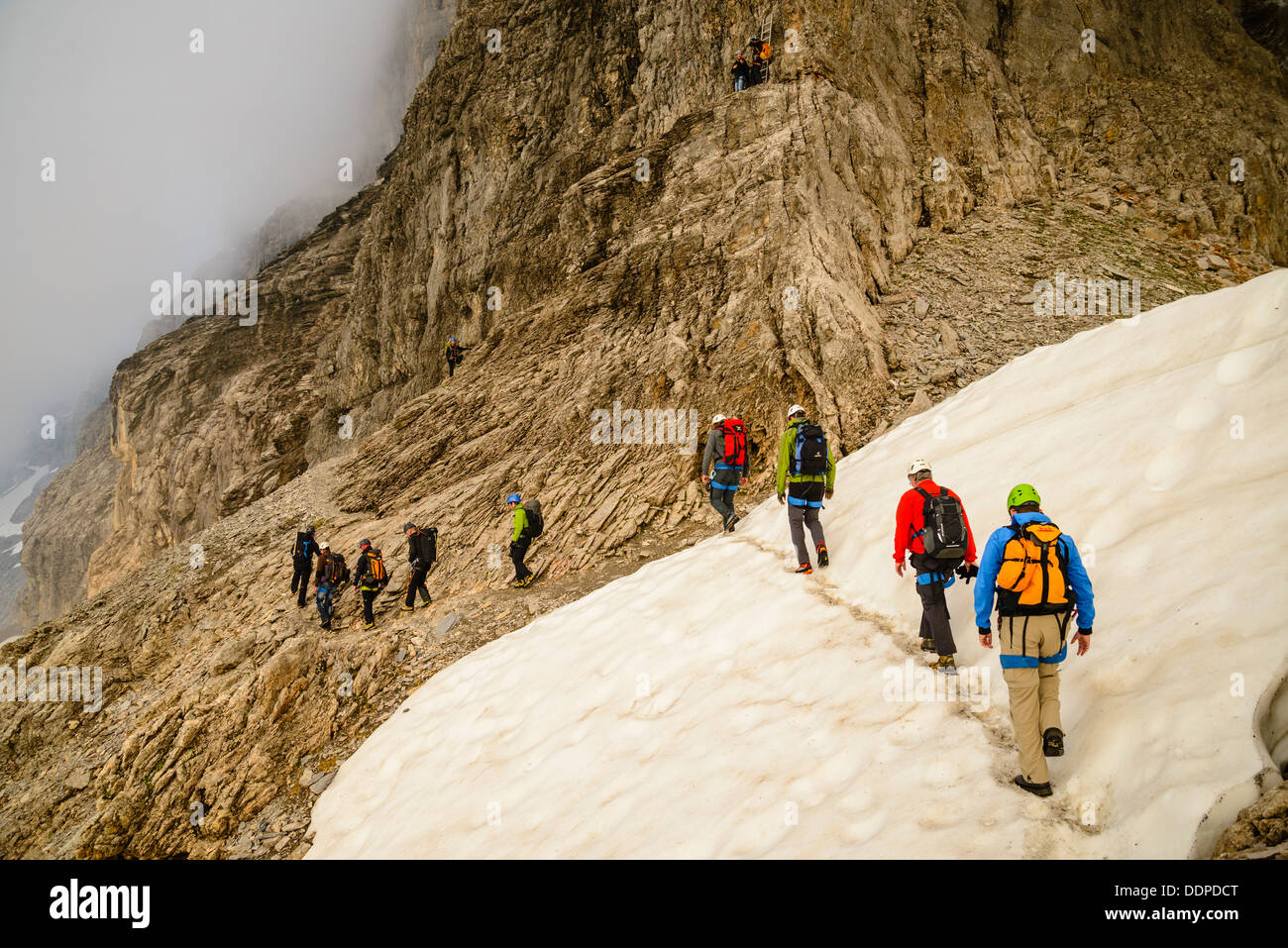 Gli alpinisti avvicinando il Rotstock Via Ferrata. Il Rotstock è un piccolo picco sussidiaria dell'Eiger vicino a Grindelwald in Svizzera Foto Stock