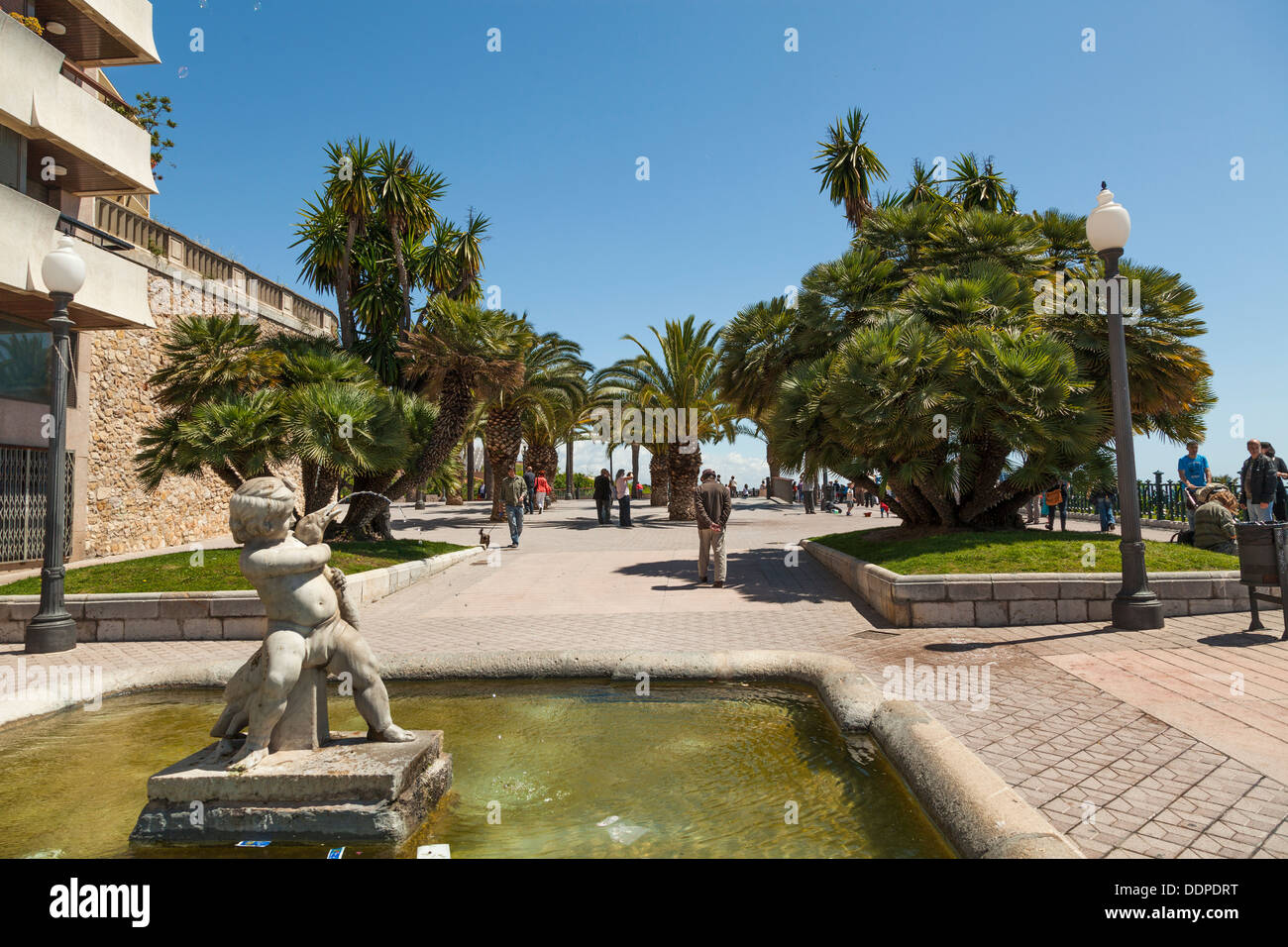 Fontana e palme a Passeig de les Palmeres a Tarragona Foto Stock