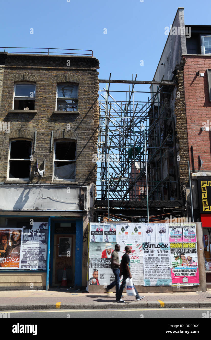 Impalcatura su edifici rovinati da 2011 tumulti ancora visibili in una Peckham Street, Londra, SE15, Inghilterra Foto Stock