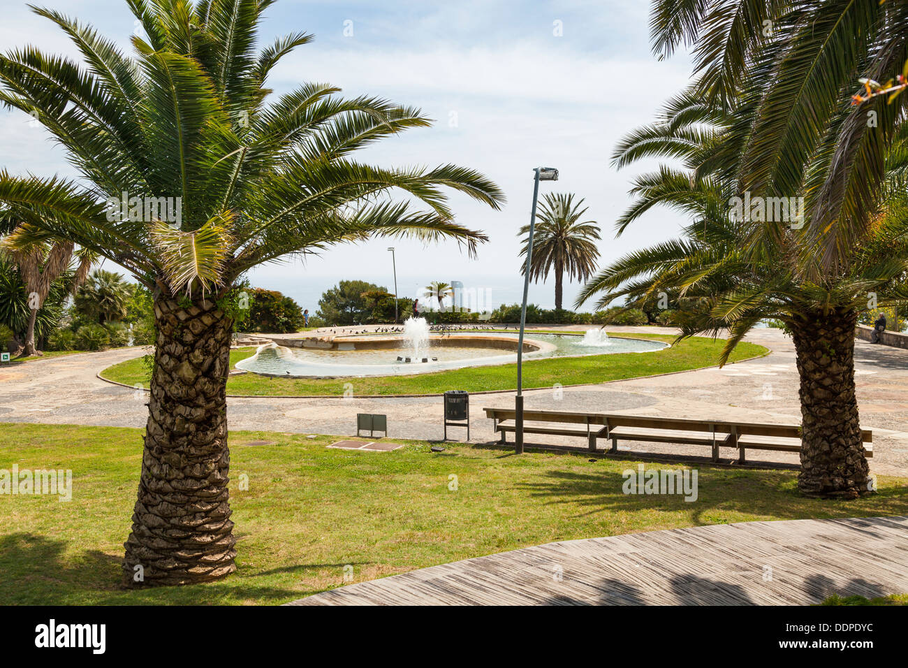 Fontana e le palme nel Parco Montjuic affacciato sul mare Foto Stock