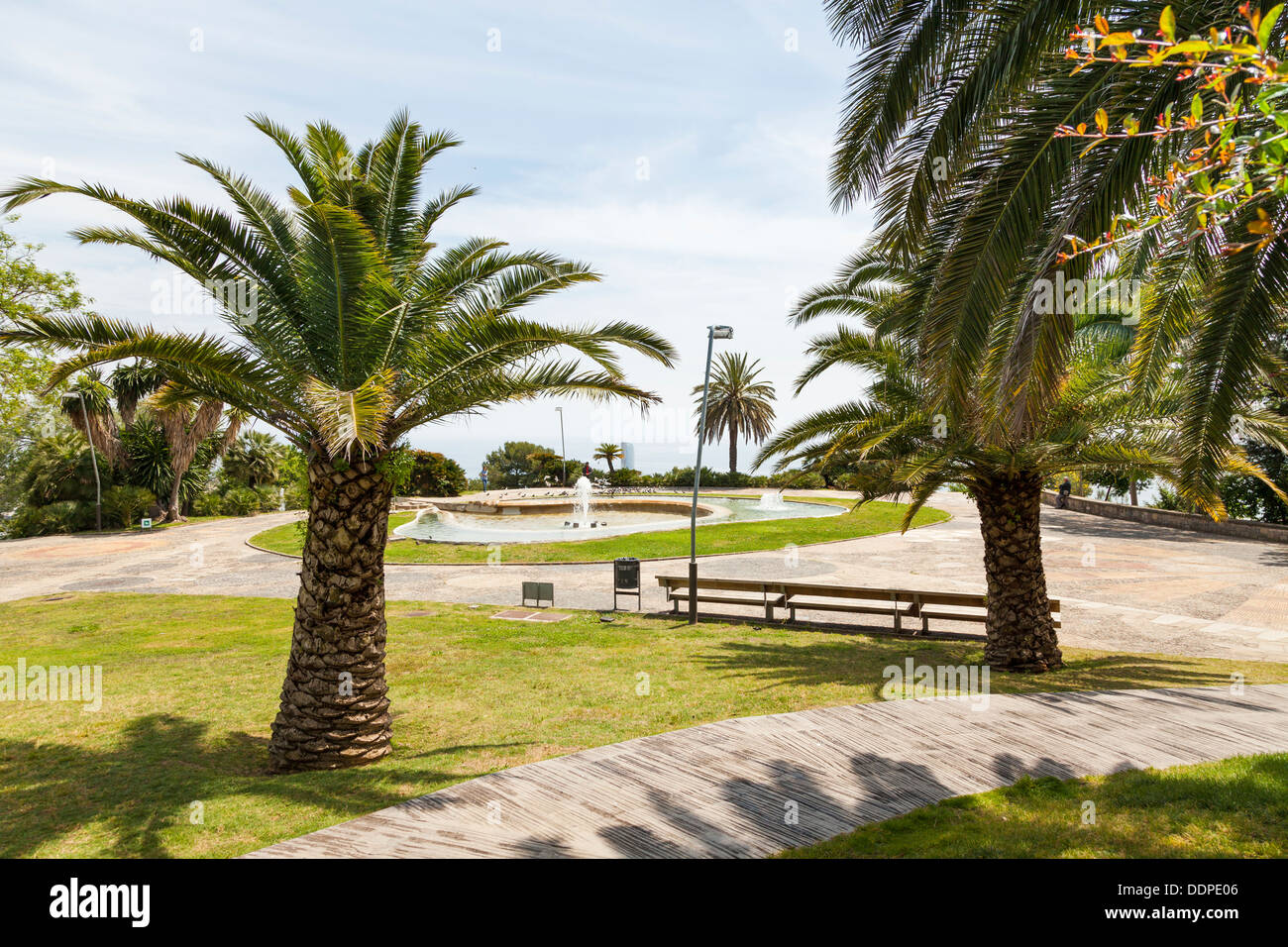 Fontana e le palme nel Parco Montjuic affacciato sul mare Foto Stock