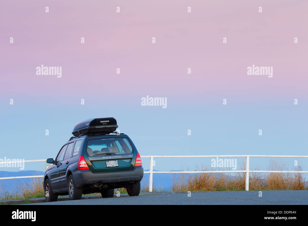 Subaru Forester automobile presso il monte Tolmie all'alba con cielo rosa-Victoria, British Columbia, Canada. Foto Stock