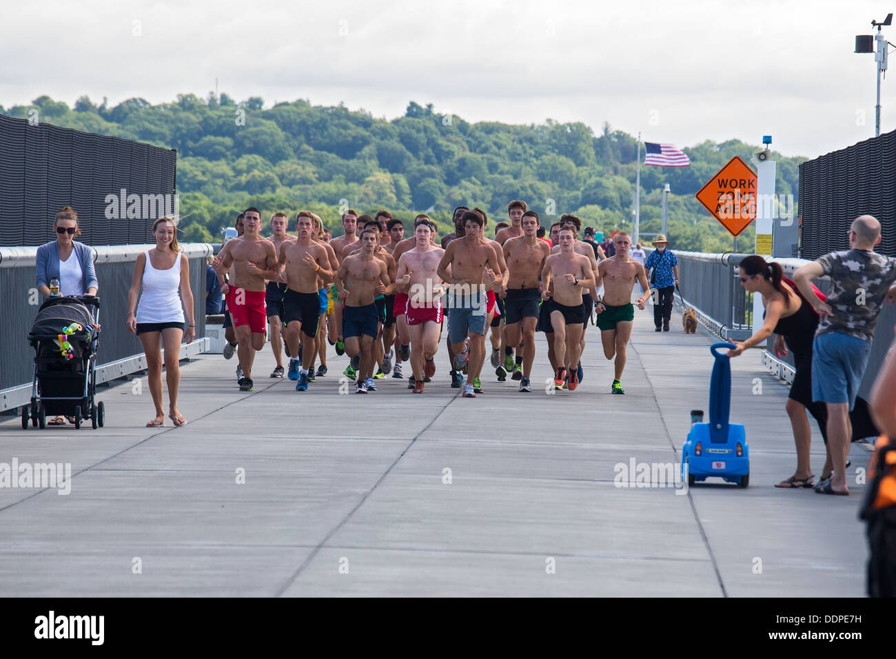 La passerella su Hudson, un abbandonato ponte ferroviario sul fiume Hudson che è stato convertito in un ponte pedonale. Foto Stock La passerella su Hudson, un abbandonato ponte ferroviario sul fiume Hudson che è stato convertito in un ponte pedonale. Foto Stock