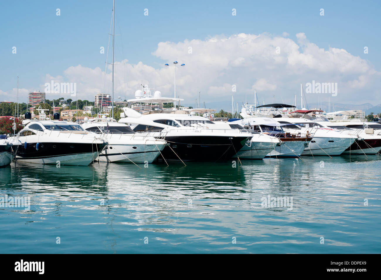 Commerciale barche da pesca ormeggiate nel porto di Antibes, Cotes D'Azur, in Francia Foto Stock