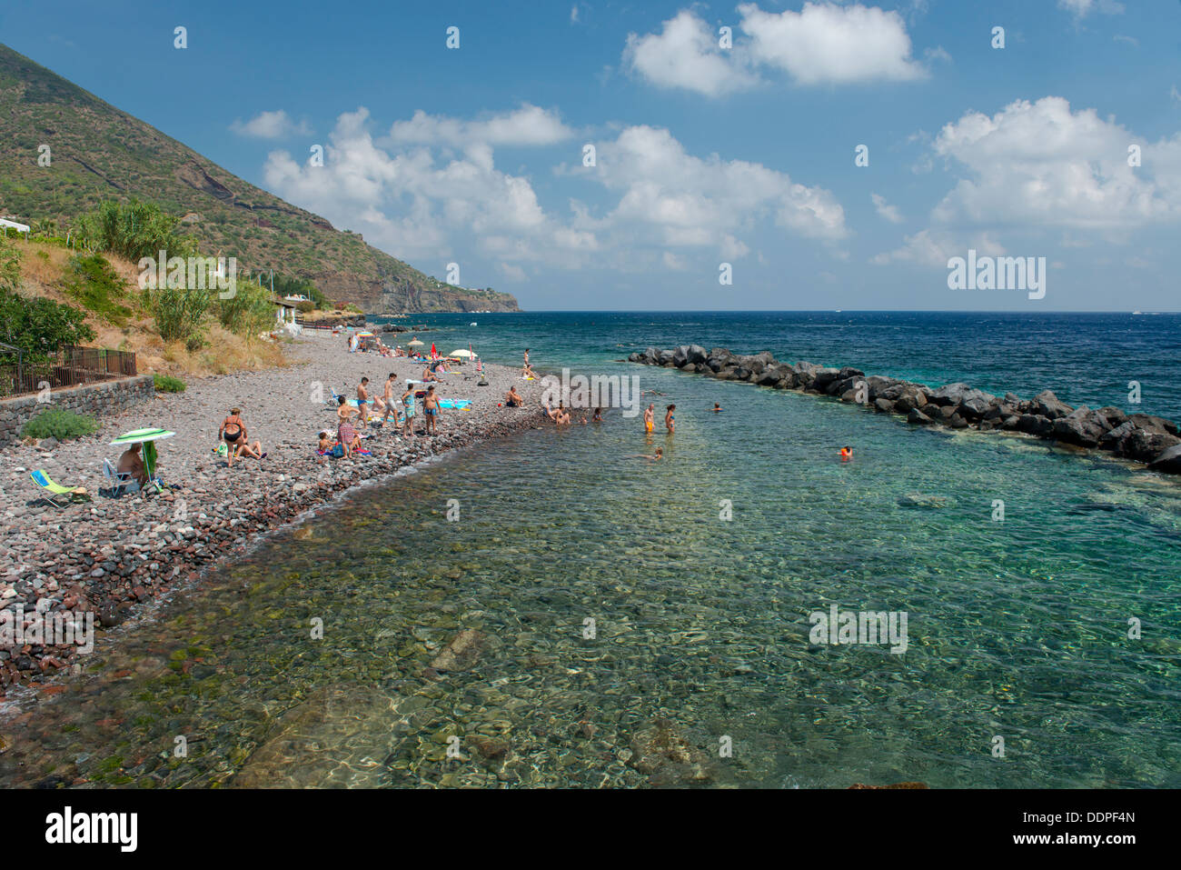 Nuotatori presso la spiaggia rocciosa di Santa Marino, Salina, le Isole Eolie, Messina, Sicilia, Italia Foto Stock
