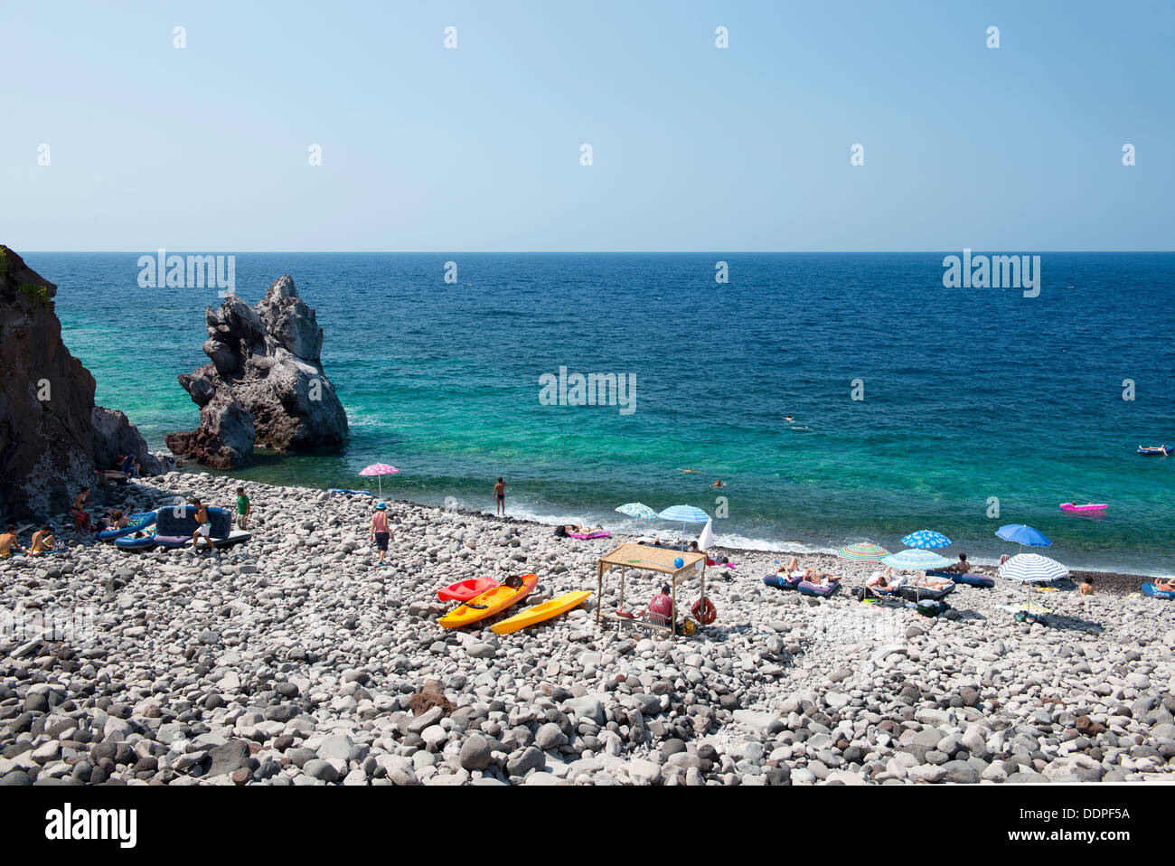 La spiaggia rocciosa a Malfa, Salina, le Isole Eolie, Messina, Sicilia, Italia Foto Stock