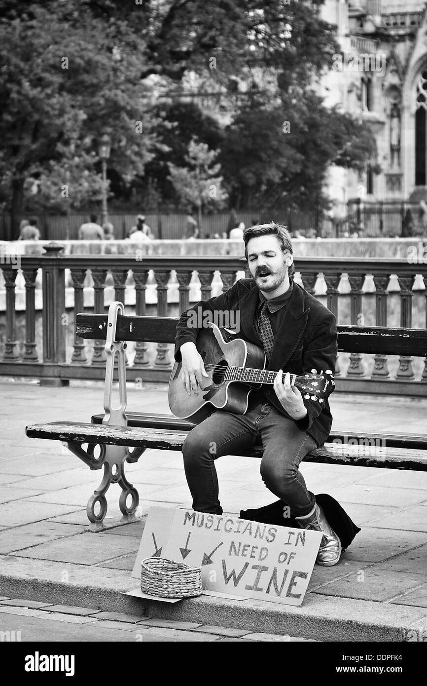 Musicista musicista di strada nel centro della città di parigi Foto Stock