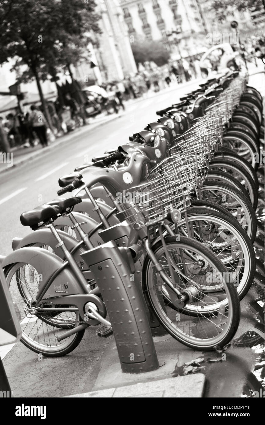 Biciclette elettriche nel centro della città di Parigi Francia Foto Stock