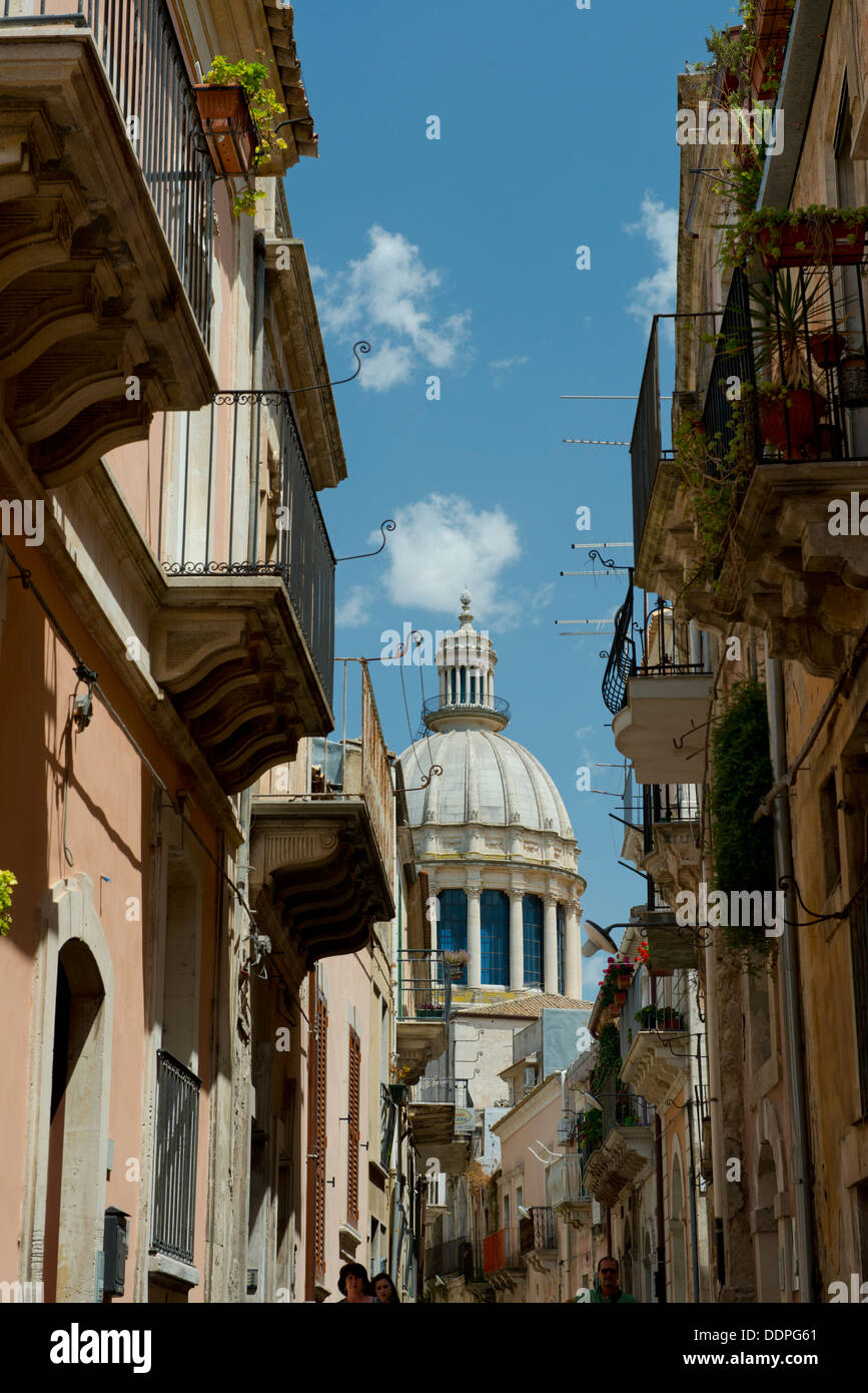 Una vista su una strada laterale per il Barocco Siciliano Duomo di San Giorgio a Ragusa, Provincia di Siracusa, Sicilia, Italia Foto Stock