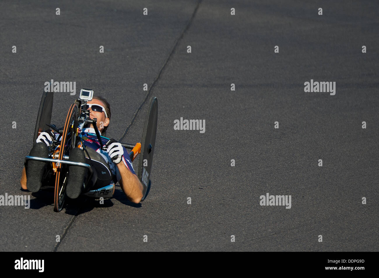 Handbiker Lars Hoffmann attraversa la linea di arrivo durante il suo tentativo di record a 2 Mile Superspeedway al Lausitzring vicino Klettiwz, Germania, 05 settembre 2013. Egli ha iniziato una 24 ore di viaggio a 06:00 pm il 04 settembre e avrebbe dovuto completare 200 giri per battere il Guinness Record di 649 chilometri. Tuttavia, egli ha dovuto fermare a 12:30 Giovedì a causa di malattia e non è riuscito a impostare un nuovo record. Ha iniziato nuovamente a 04:15 al fine di essere in grado di completare il tentativo. Foto: ANRO BURGI Foto Stock