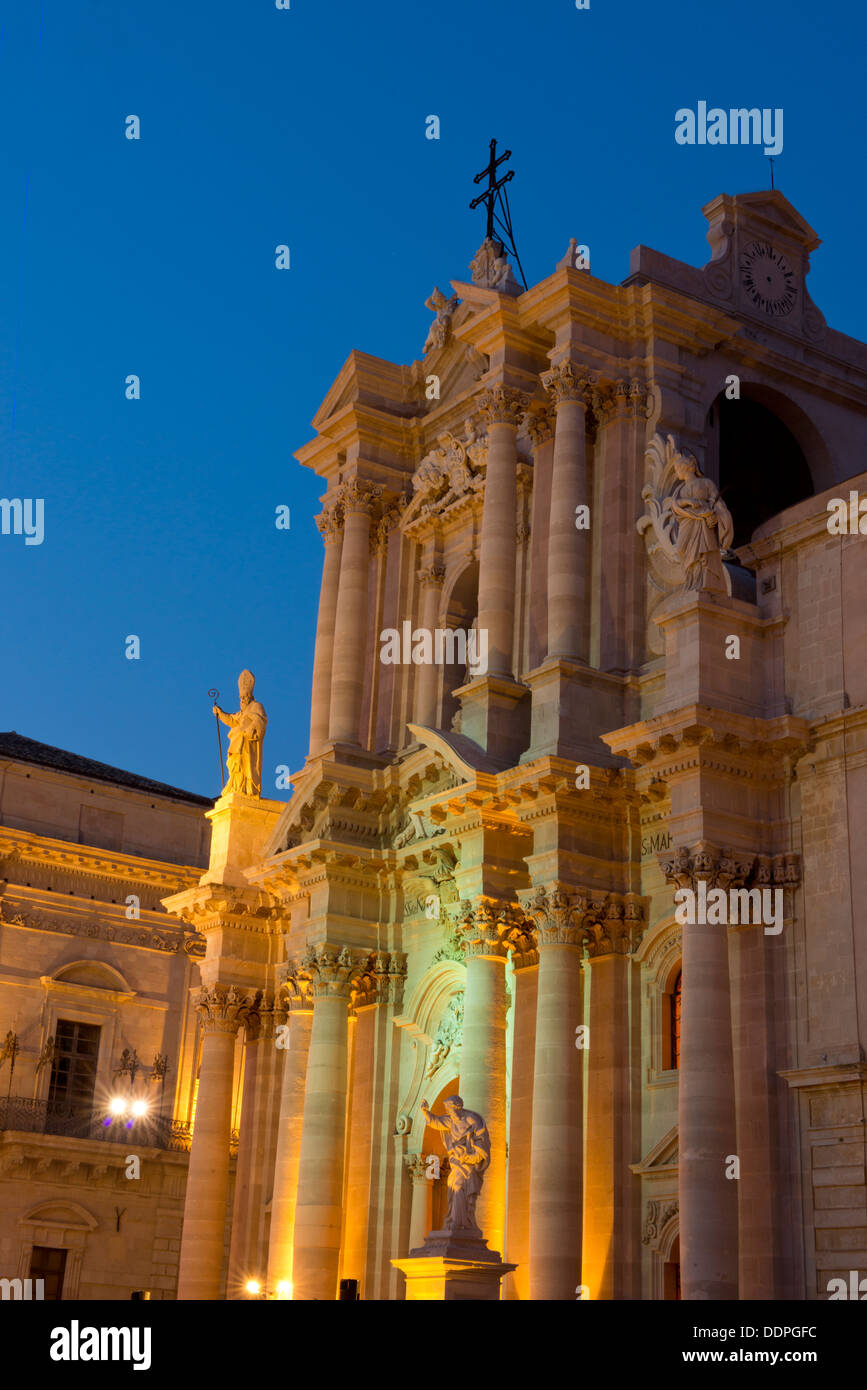 Il Barocco Siciliano la facciata della Cattedrale di Santa Maria delle Colonne al crepuscolo in Ortigia, Siracusa, Sicilia, Italia Foto Stock