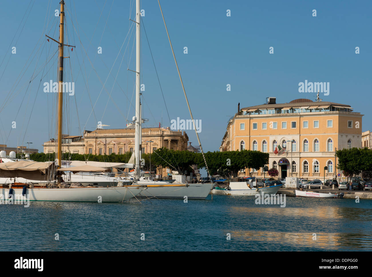 Barche nel porto di Ortigia, Siracusa, Sicilia, Italia Foto Stock