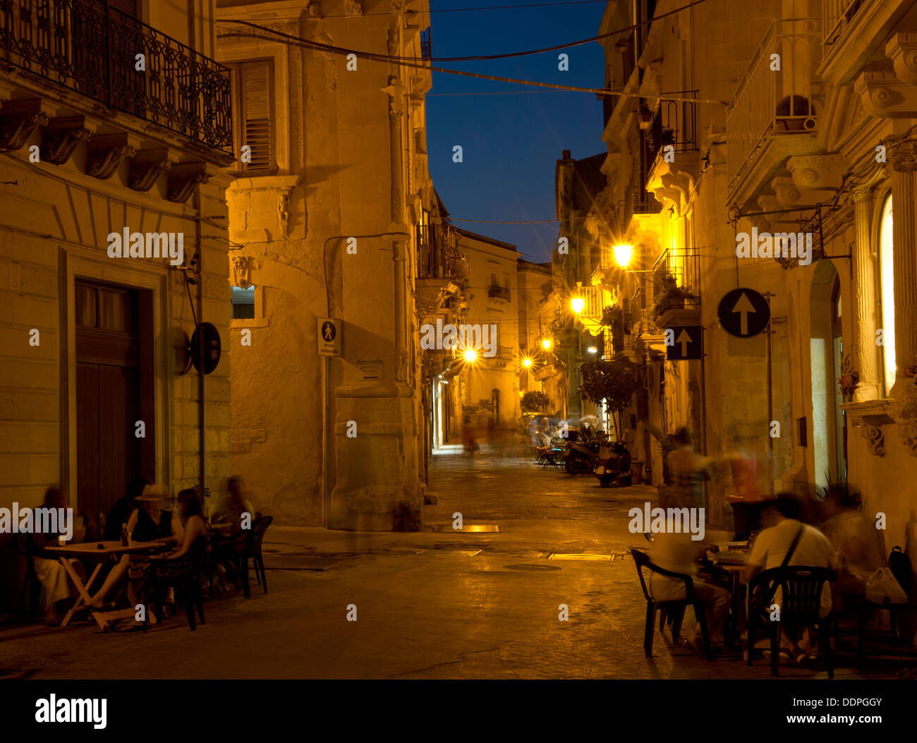 Ristorante Le tabelle di notte lungo la Via Roma in Ortigia, Siracusa, Sicilia, Italia Foto Stock