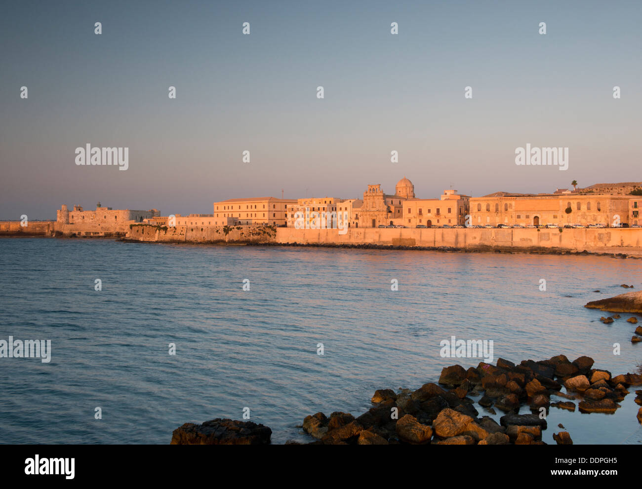 Edifici antichi lungo il lungomare di Ortigia a sunrise, Siracusa, Sicilia, Italia Foto Stock