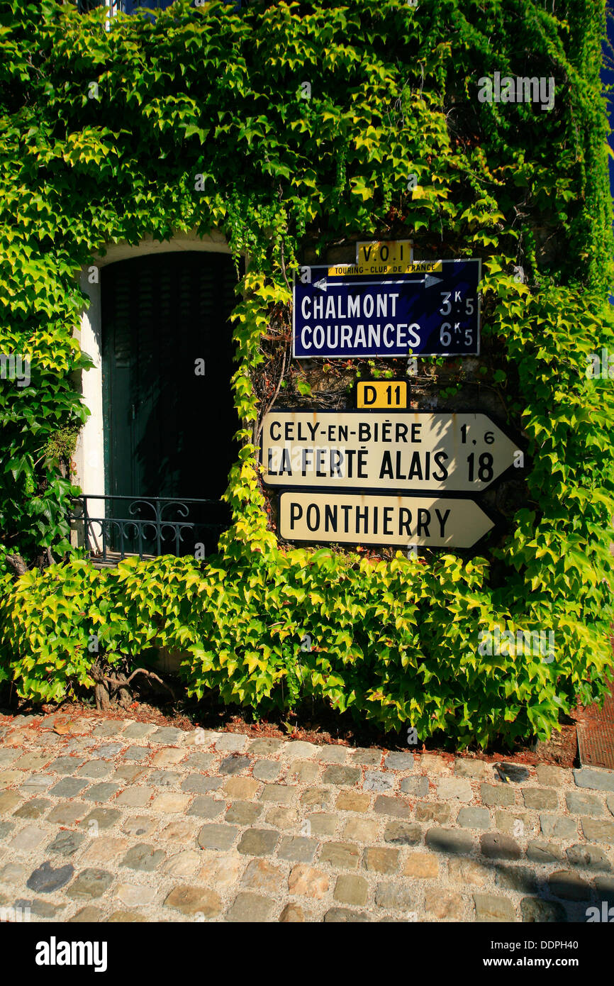 Il francese della segnaletica stradale sulla coperta di edera house. Foto Stock