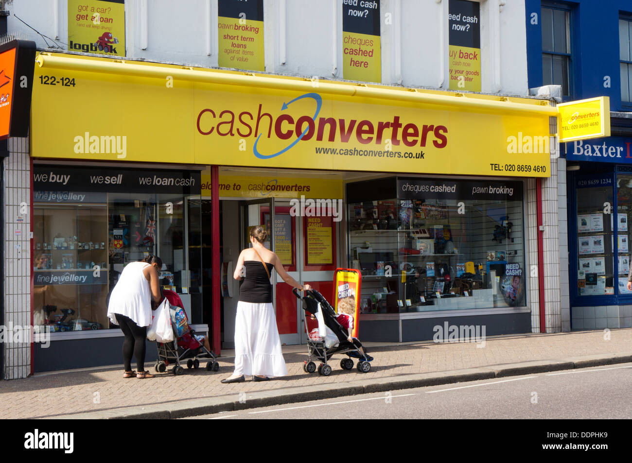 Un ramo di convertitori di cassa nel sud di Londra. Foto Stock