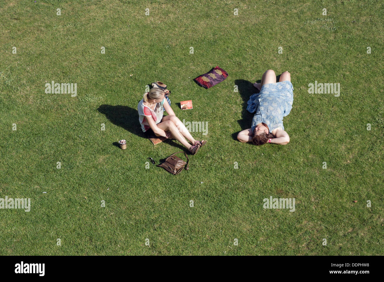 Bath, Regno Unito. 5 settembre 2013. Due donne sono fotografati in Parade Gardens godendo l'ultimo dei climi caldi come il Met Office britannico predice che il recente clima caldo che il Regno Unito ha avuto è presto alla fine. Credito: lynchpics/Alamy Live News Foto Stock