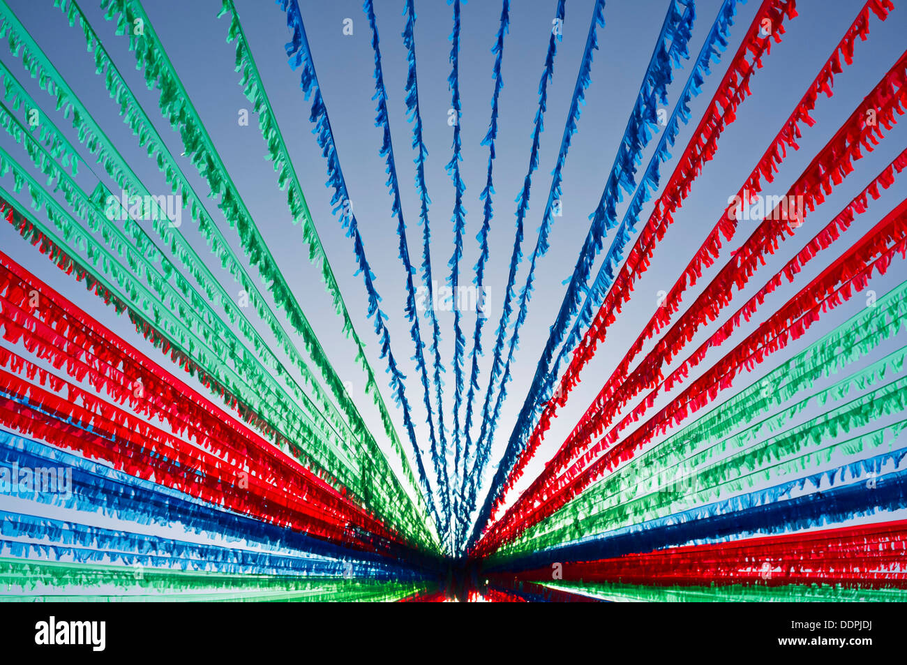 Rosso Verde e Blu bunting pende da un palo di supporto contro il cielo pronti per la Fiesta in Playa San Juan, Tenerife, Foto Stock