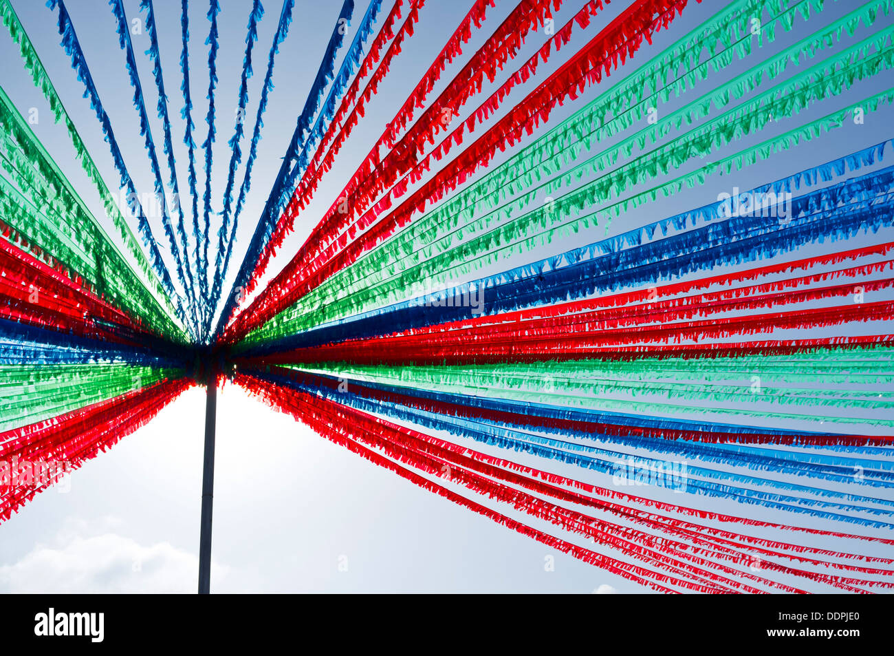 Rosso Verde e Blu bunting pende da un palo di supporto contro il cielo pronti per la Fiesta in Playa San Juan, Tenerife, Foto Stock