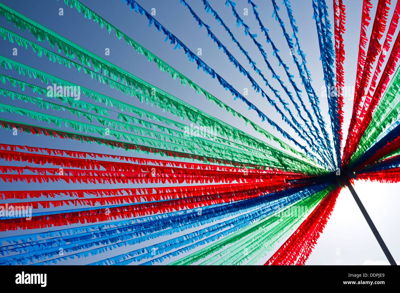 Rosso Verde e Blu bunting pende da un palo di supporto contro il cielo pronti per la Fiesta in Playa San Juan, Tenerife, Foto Stock