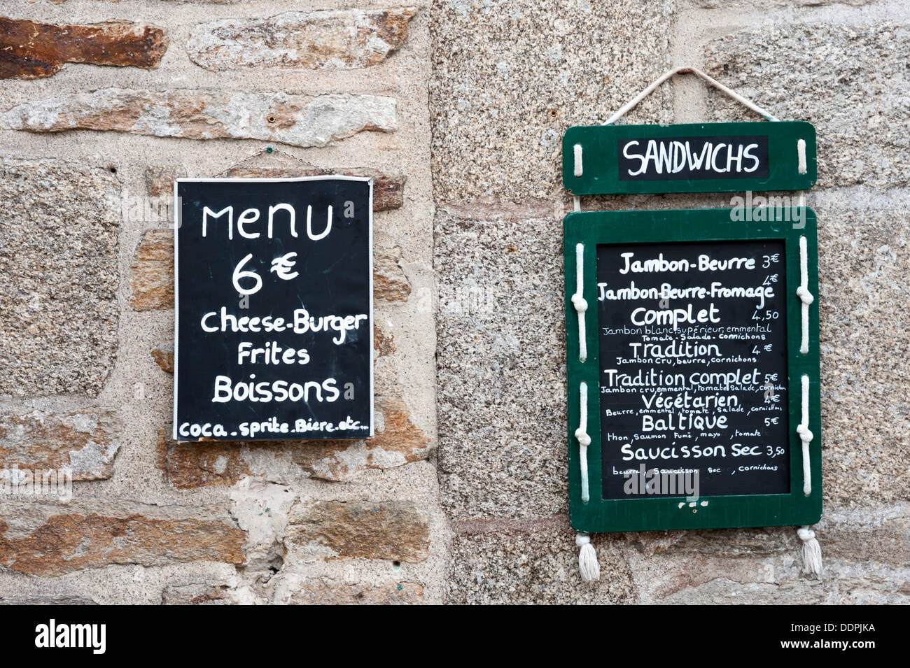 I menu su una parete al di fuori di un ristorante a Concarneau Bretagna Francia Foto Stock