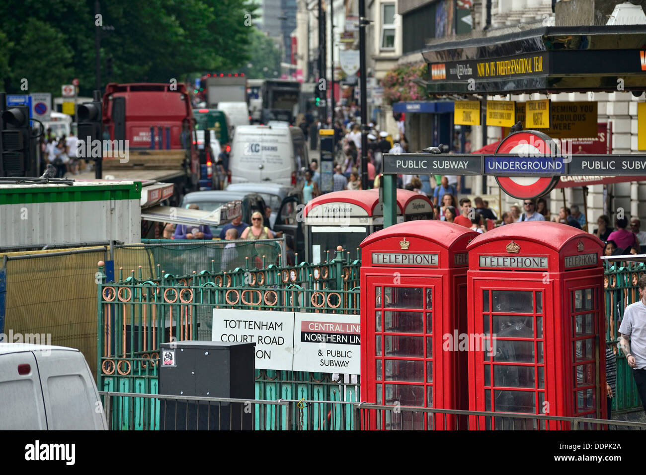 Giornata intensa a Tottenham Court Road, Londra, Regno Unito Foto Stock