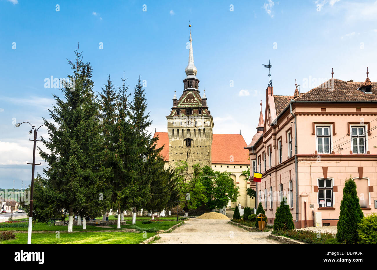 Borgo medievale con una chiesa più antica torre. Saschiz, Brasov, Romania Foto Stock