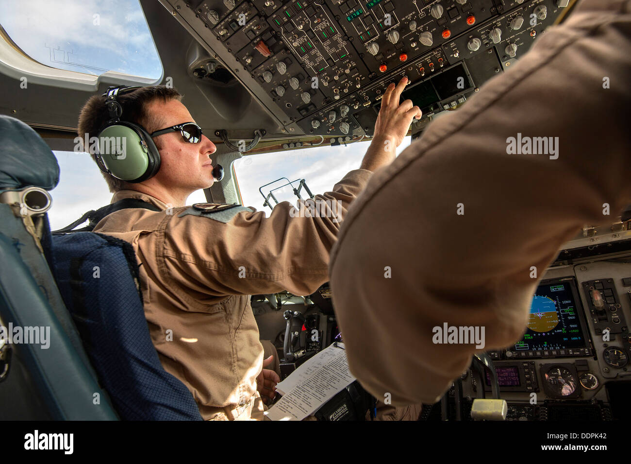 Il cap. John Amnah e Capt. Alek Layne, 816th Airlift Expeditionary Squadron piloti, eseguito attraverso un C-17A Globemaster III Elenco di controllo come il loro approccio altitudine di crociera durante un trasferimento di carico missione in una località segreta in Asia sud-ovest, il 29 agosto 201 Foto Stock