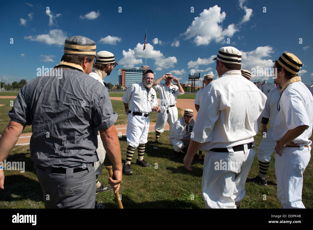 Detroit, Michigan - una base vintage palla di gioco tra la Wyandotte stelle e la Saginaw vecchio Ori, utilizzando le regole da 1860's. Foto Stock