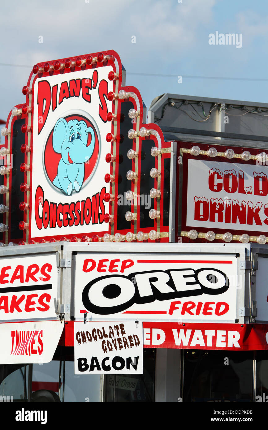 Segno di profondo fritto Oreo e ricoperta di cioccolato pancetta. Canfield fiera. Mahoning County Fair. Canfield, Youngstown, Ohio, Stati Uniti d'America. Foto Stock