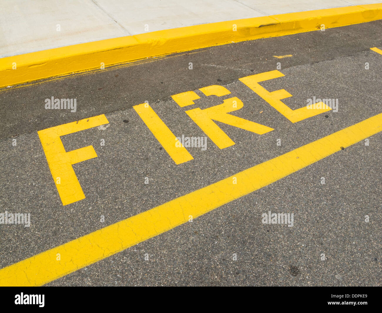 Dipinto dal marciapiede Fire Lane segno, STATI UNITI D'AMERICA Foto Stock