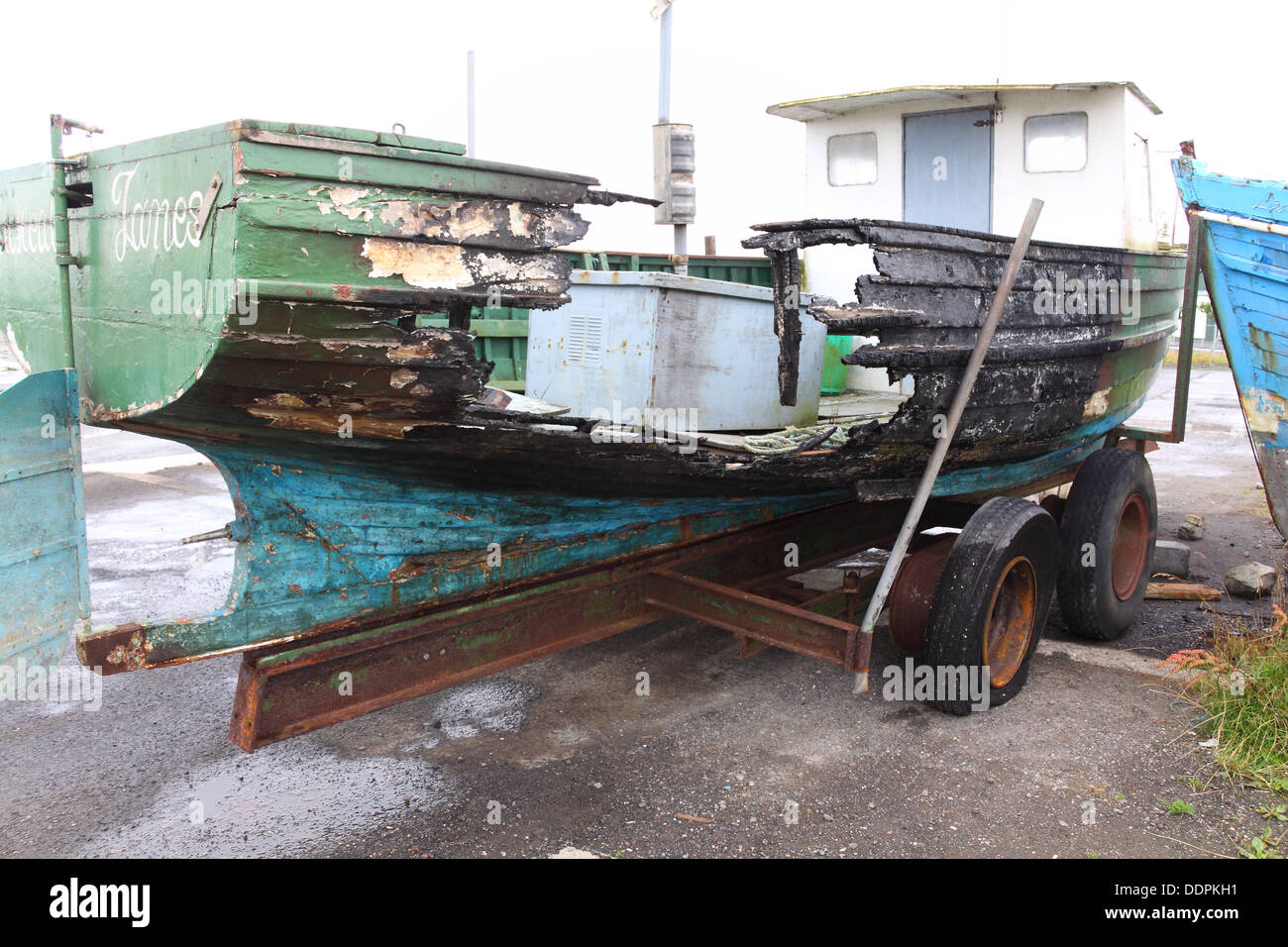 Fire-imbarcazione danneggiata sul vecchio rimorchio, Killala, Irlanda Foto Stock