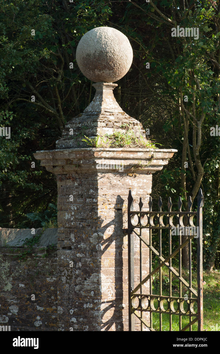 Pilastro di pietra con sfera superiore terminale per tenda a gateway alla chiesa Bigbury Foto Stock