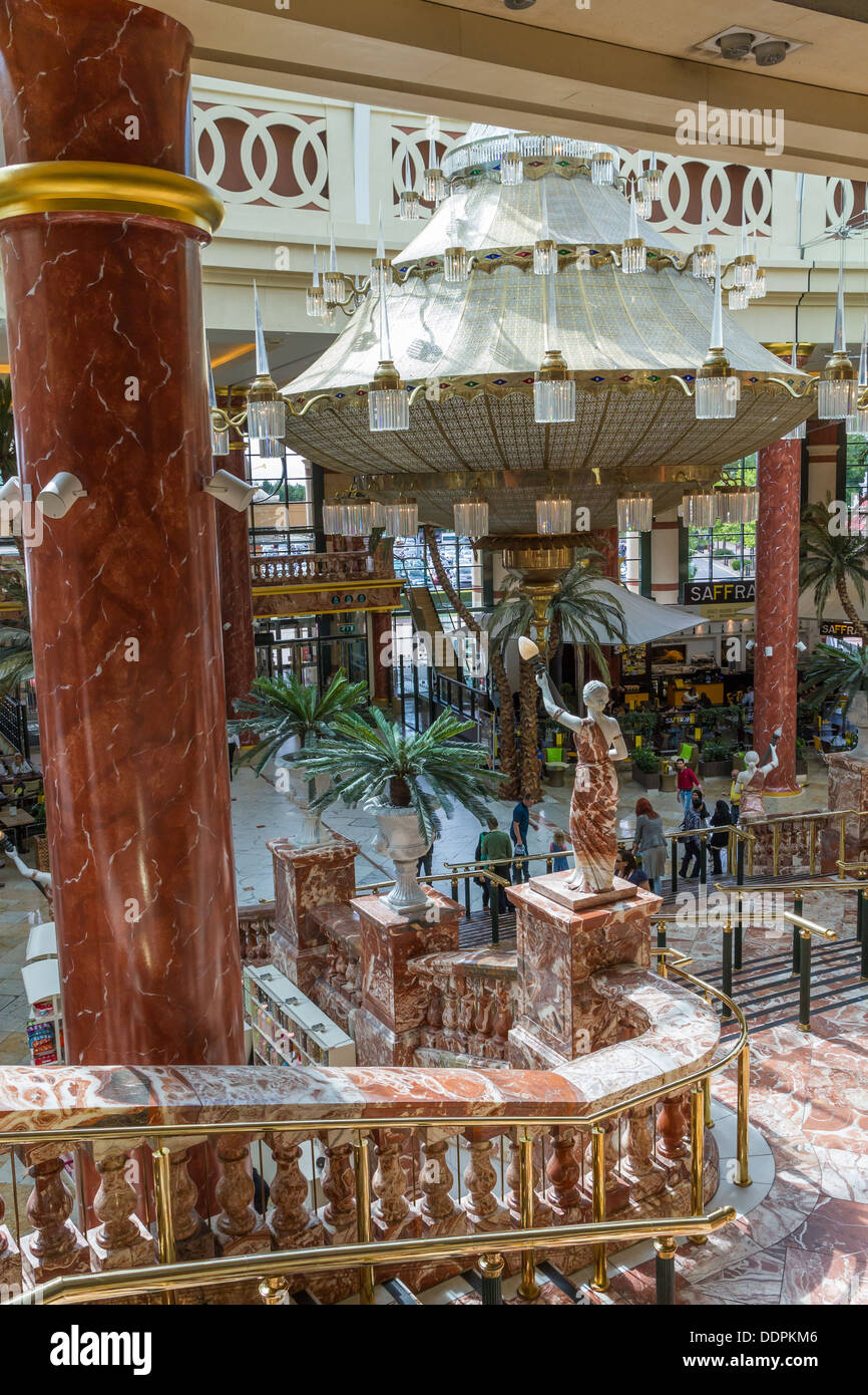 La scala di marmo e un lampadario nella grande hall all'Intu Trafford Centre, Manchester, Inghilterra. Foto Stock