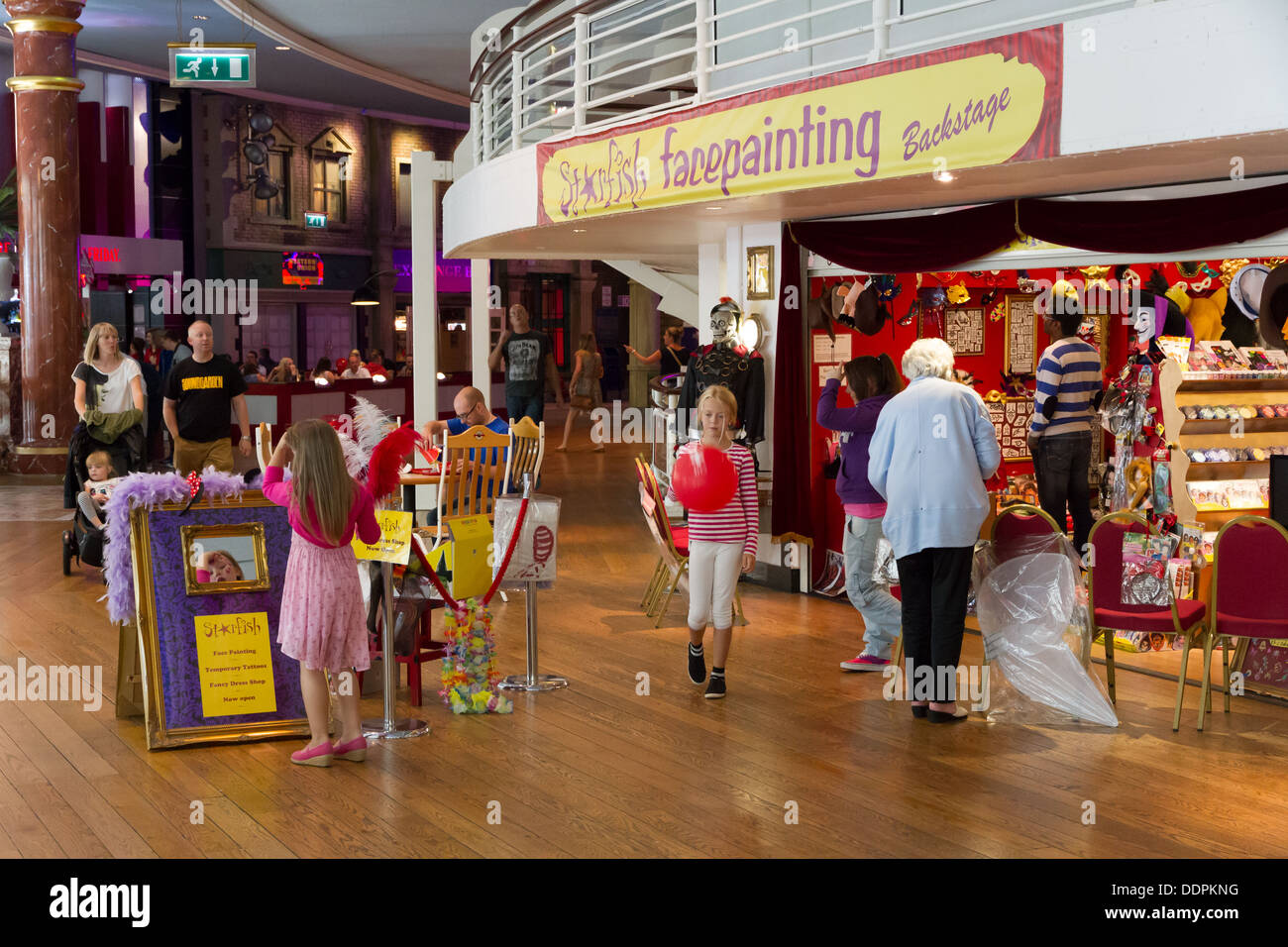 Bambini facepainting shop in Oriente all'Intu Trafford Centre, Manchester, Inghilterra. Foto Stock