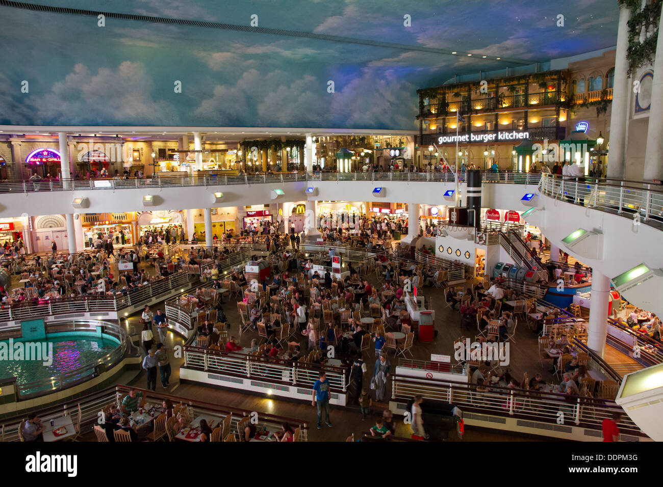 L'Orient Food Court nel Intu Trafford Centre, Manchester, Inghilterra. Foto Stock