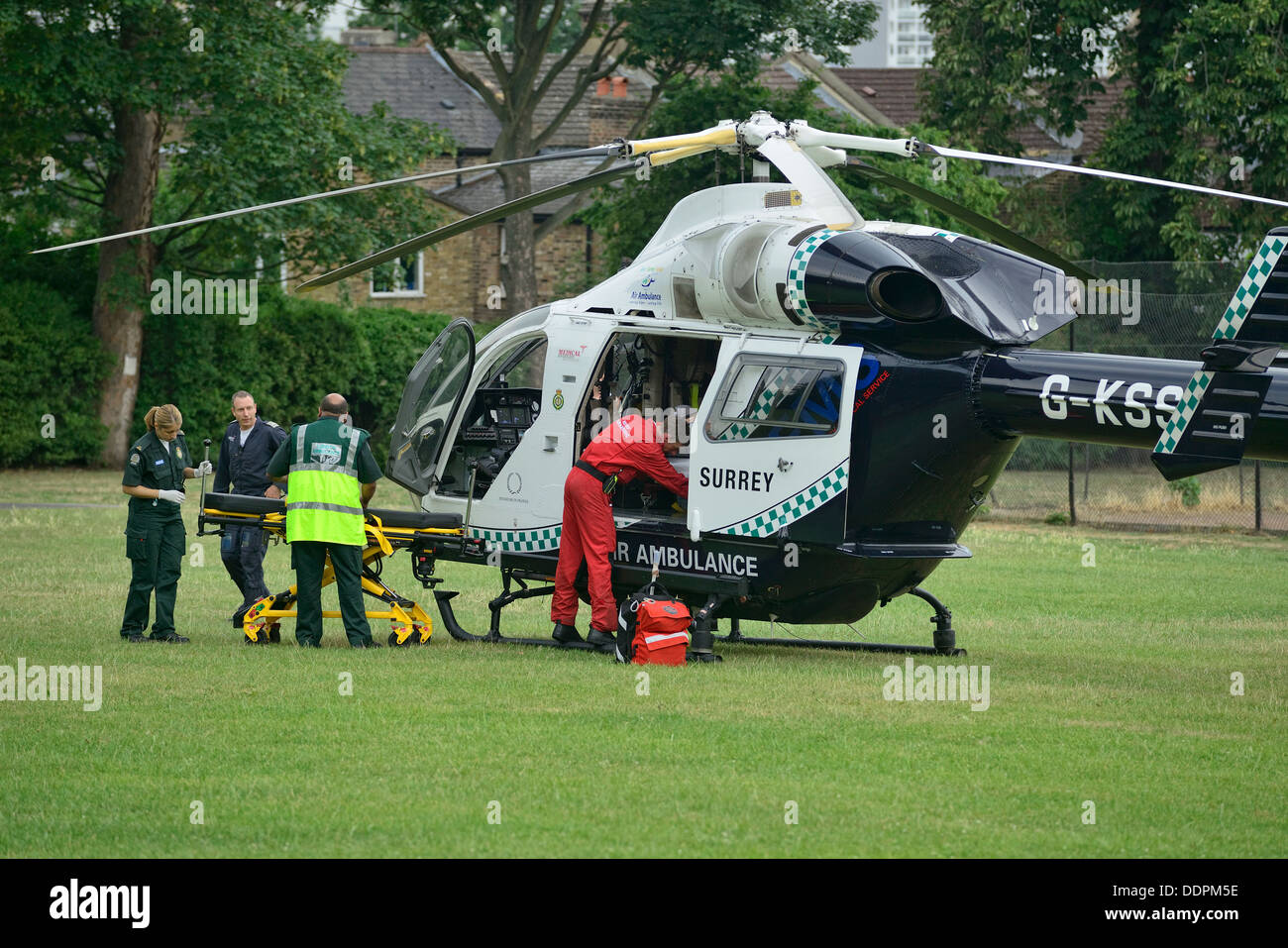 Elicottero di emergenza in uno dei tanti parchi di Londra, il salvataggio di un uomo e di trasporto di lui in una vicina struttura ospedaliera Foto Stock