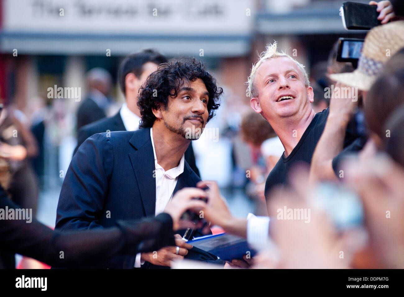 London, Regno Unito - 5 Settembre 2013: Naveen Andrews pone per le immagini con la folla al Diana premiere mondiale presso il cinema Odeon di Leicester Square. Credito: Piero Cruciatti/Alamy Live News Foto Stock