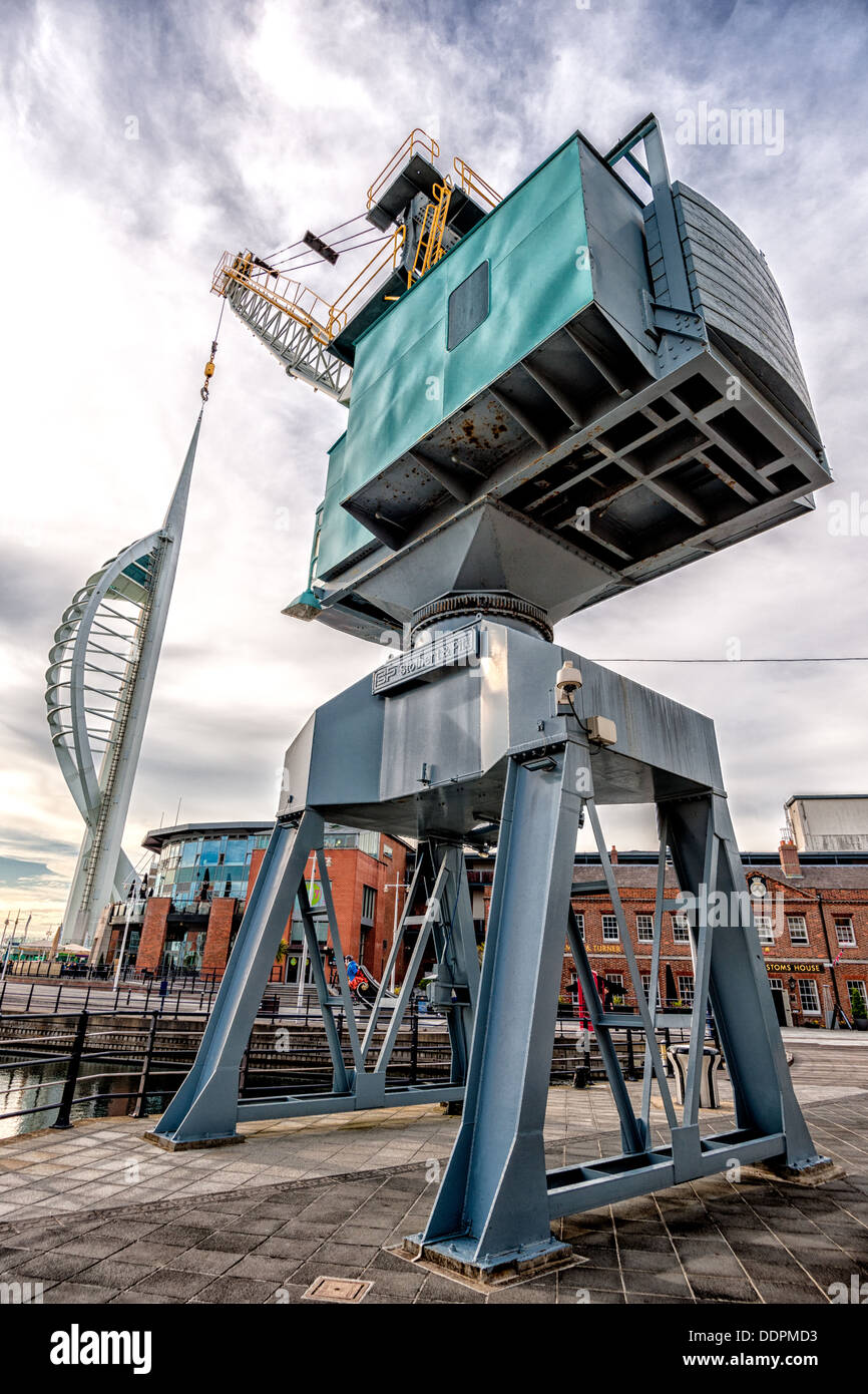 Gru di banchina e Spinnaker Tower, Portsmouth Foto Stock