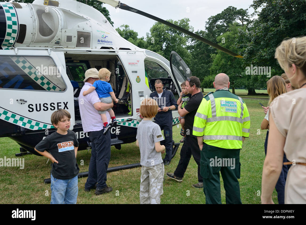 Servizi di emergenza in elicottero in uno dei molti parchi di Londra Foto Stock