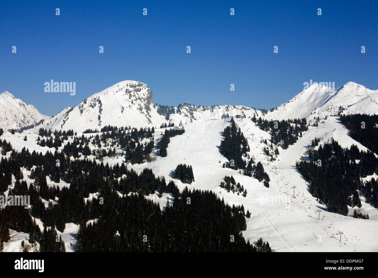 Pointe de Ressachaux sollevandosi al di sopra di Morzine e dintorni piste da sci Portes du Soleil Morzine Haute Savoie Francia Foto Stock