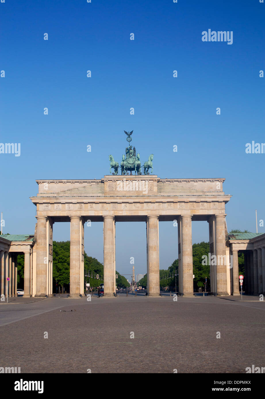Porta di Brandeburgo Brandenburger Tor mattina riprese diurne Pariser Platz Mitte Berlino Germania Foto Stock