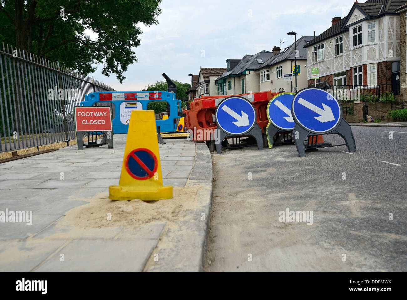 Ricostruzione di pavimentazioni e lavori stradali su una delle molte strade di Londra, con cartelli stradali e barriere protettive sparse intorno Foto Stock